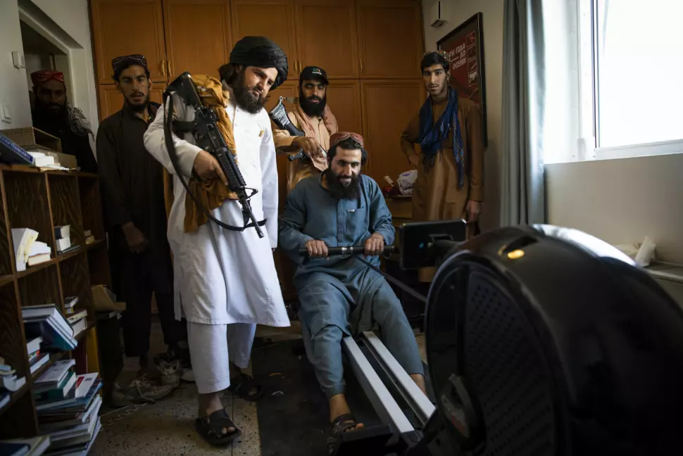 Årets bilde tok Afshin Ismaeli for Aftenposten da Taliban-soldater utforsket Norges ambassade i Kabul i august.