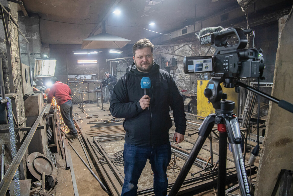 Roger Sevrin Bruland lager reportasjer for NRK fra Lviv i Ukraina.