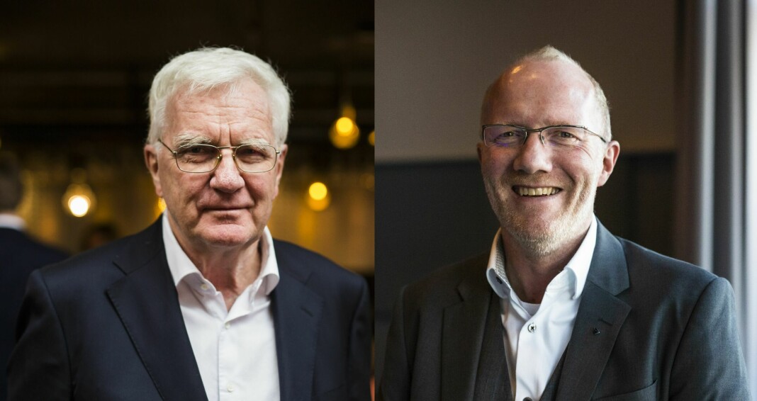 Trygve Hegnar (t.v.) og Arne Jensen tildeles hedersprisene under Oslo Redaktørforening sitt årsmøte.