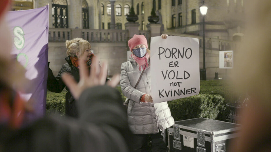 I serien «Porno 2022» møter programleder Skrattegård både pornomotstandere og en transmann som mener porno er frigjørende.