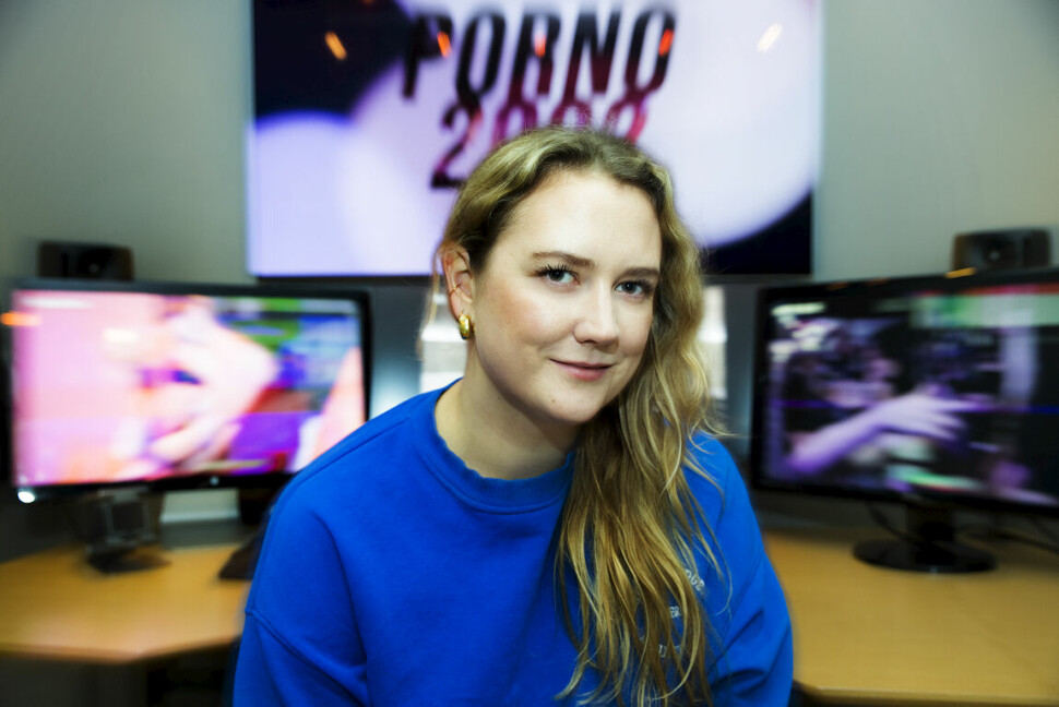 Emilie Teige Skrattegård er programleder i den nye NRK-serien «Porno 2022».