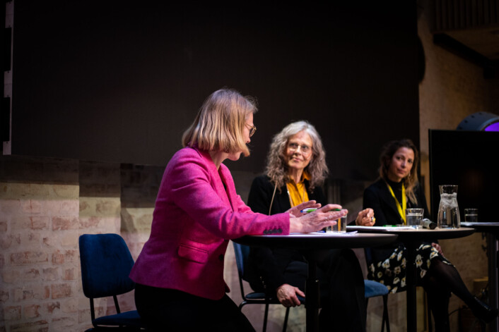 Utenriksminister Anikken Huitfeldt (t.v.) i panelsamtale med Gro Holm og Pamela Moriniere på NJs markering av kvinnedagen.
