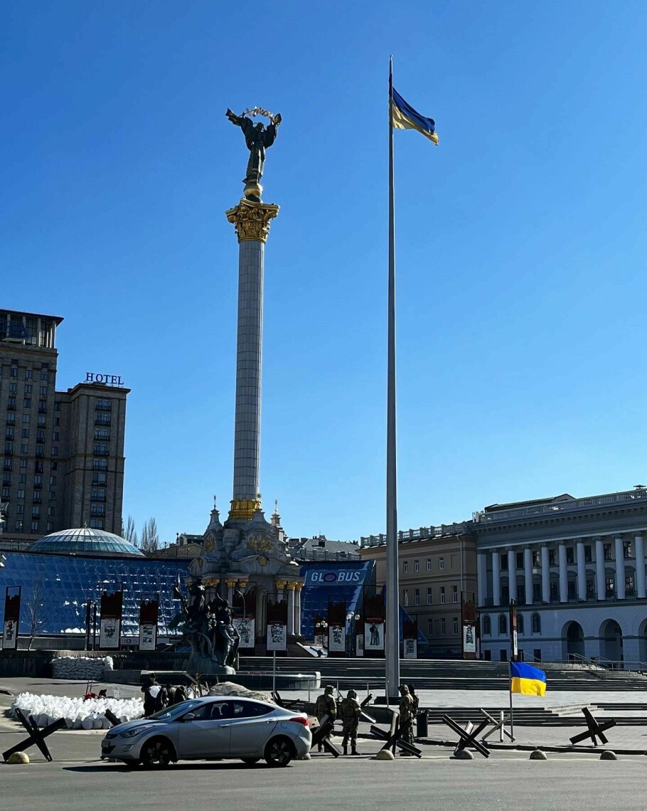 Det er kun militære og frivillige med våpen som er å finne i Kyivs gater.