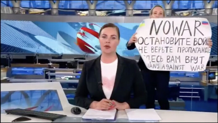 Russisk redaktør hylles etter tv-storming – går uviss skjebne i møte