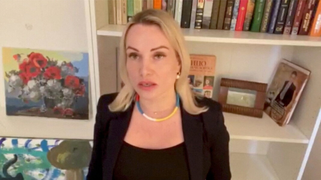 Marina Ovsjannikova hadde spilt inn en videouttalelse før hun gjennomførte tv-demonstrasjonen mandag. Marina Ovsjannikova hadde spilt inn en videouttalelse før hun gjennomførte tv-demonstrasjonen mandag.