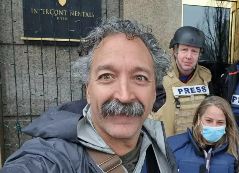 TV-fotografen Pierre Zakrzewski (til venstre) fra Fox News ble drept utenfor Kyiv mandag.
