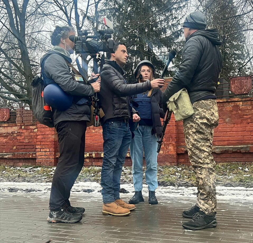 Oleksandra Kuvshinova (med hjelm) og fotograf Pierre Zakrzewski ble begge drept i angrepet. Mannen med mikrofonen er Fox News-korrespondent Trey Yingst.