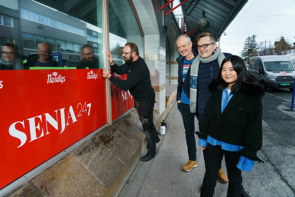 Journalistene Elvira Jeanett Kolsing (fra høyre), redaktør Stian Jakobsen, Torgeir Bråthen og Steinar Hole er tilstede når Senja247 klistres på vinduet på lokalene i Storgata i Finnsnes sentrum.
