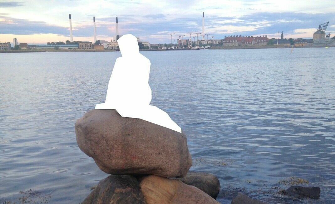Denne sladdede bildeversjonen av Den lille havfruen i København brukes av Wikipedia. Denne sladdede bildeversjonen av Den lille havfruen i København brukes av Wikipedia.