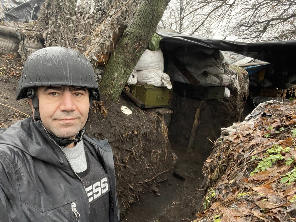I starten av februar i år, var Lokman Ghorbani i Luhansk-regionen med NRK-journalist Morten Jentoft. De overnattet her, i skyttergravene, forteller Ghorbani.