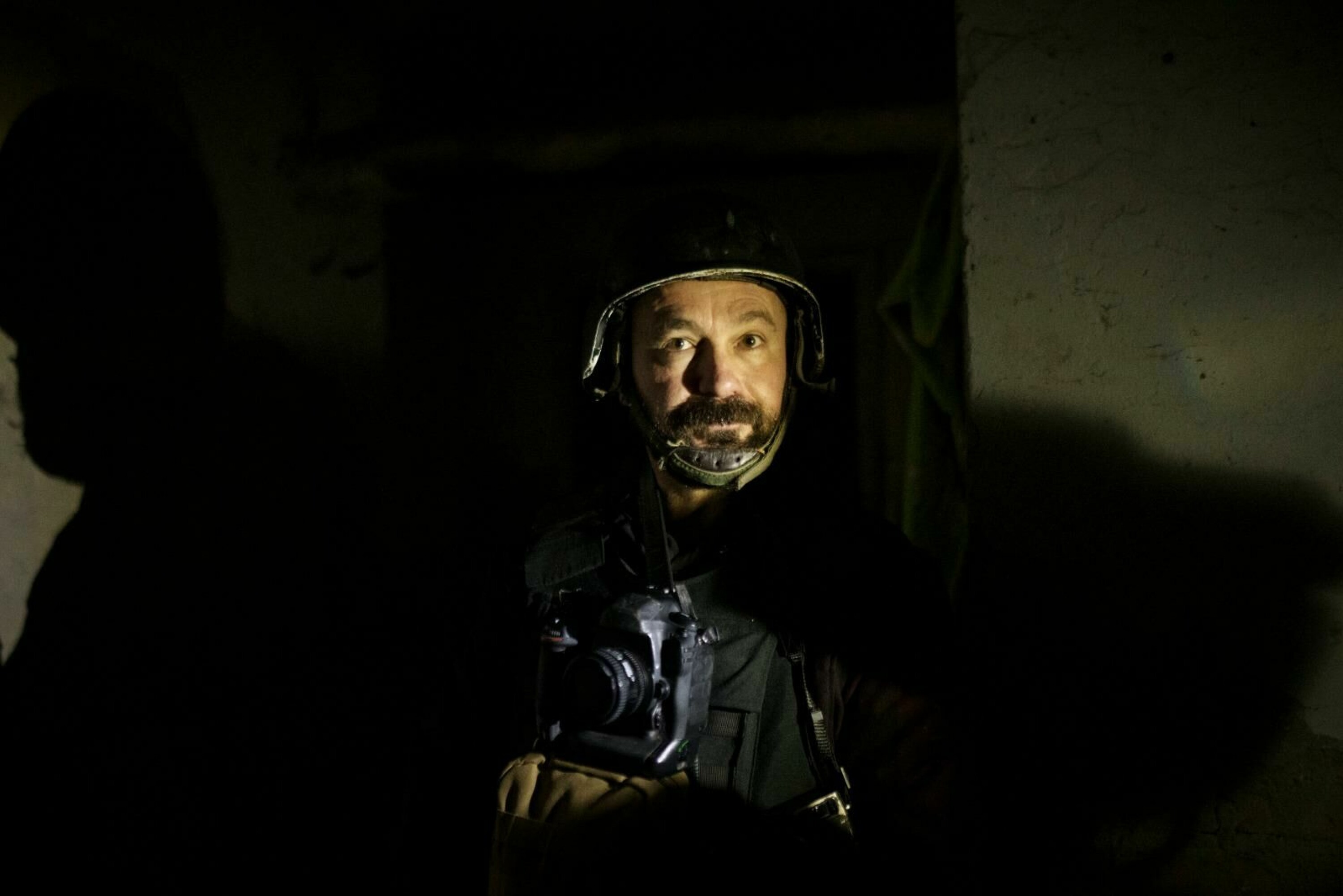 – Det som er viktig i krigsfotografi er å vise frem det aller verste krigen kan føre til. Det kan føre til at krigen kan stoppe. Da må jeg være veldig nær disse grusomme konsekvensene, sier fotograf André Liohn. Her fotografert i Kyiv.