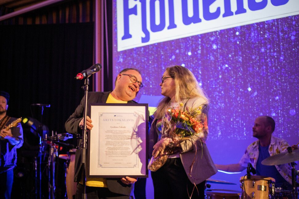 Erling Wåge og Svanhild Breidalen mottok prisen for Årets lokalavis på vegne av Fjordenes Tidende.