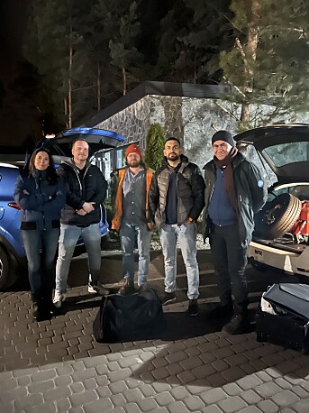 Mandag 7. mars byttet NRK team på begge sider av grensen. Til høyre er Lokman Ghorbani og Yama Wolasmal som reiste inn i Ukraina. Fotograf Frode Fjerdingstad (midten) og Bergløff (t.v.) tok over for Joakim Reigstad i Polen.