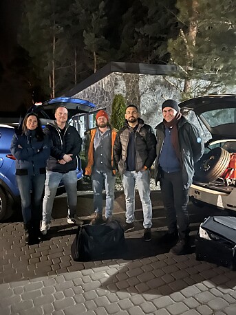 Mandag 7. mars byttet NRK team på begge sider av grensen. Til høyre er Lokman Ghorbani og Yama Wolasmal som reiste inn i Ukraina. Fotograf Frode Fjerdingstad (midten) og Bergløff (t.v.) tok over for Joakim Reigstad i Polen. Mandag 7. mars byttet NRK team på begge sider av grensen. Til høyre er Lokman Ghorbani og Yama Wolasmal som reiste inn i Ukraina. Fotograf Frode Fjerdingstad (midten) og Bergløff (t.v.) tok over for Joakim Reigstad i Polen.