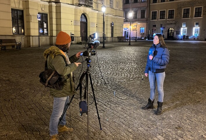 Fotograf Frode Fjerdingstad og utenriksjournalist Charlotte Berrefjord Bergløff går live i Dagsrevyen fra Lublin, Polen. Fotograf Frode Fjerdingstad og utenriksjournalist Charlotte Berrefjord Bergløff går live i Dagsrevyen fra Lublin, Polen.