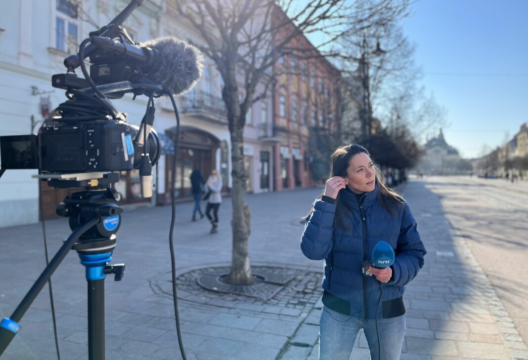 Utenriksjournalist Charlotte Berrefjord Bergløff fester proppen i øret og ringer opp for retur i Kosice, Slovakia, før direkterapport i Nyhetsmorgen tidligere i mars.