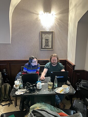Bergløff og Fjerdingstad redigerer Dagsrevy-reportasje fra grensebyen Snina, Slovakia, på en café etter morgenlivene.