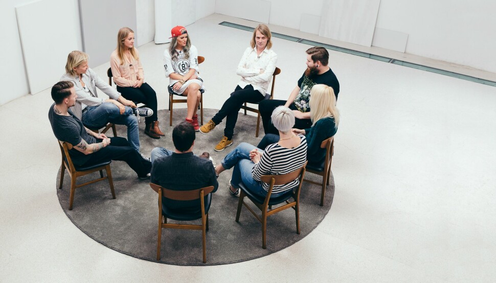 Deltakere i første sesong av «Jeg mot meg», med psykolog Peder Kjøs i midten. Forskere har intervjuet 11 av totalt 16 deltakere gjennom to sesonger.