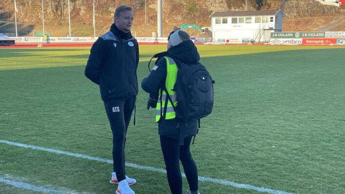 Amazon Grimstad-trener Andreas Schoute blir intervjuet av en annen avis etter kampen søndag. Amazon Grimstad-trener Andreas Schoute blir intervjuet av en annen avis etter kampen søndag.