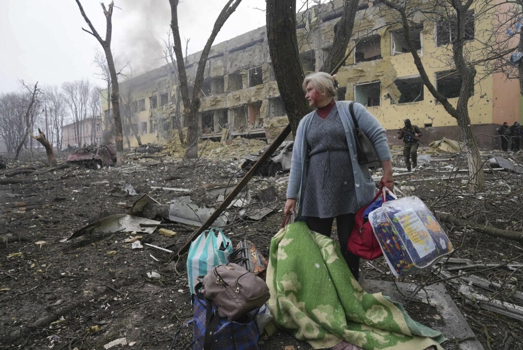En kvinne ser på ødeleggelsene ved fødeavdelingen på et sykehus i Mariupol etter et russisk angrep.