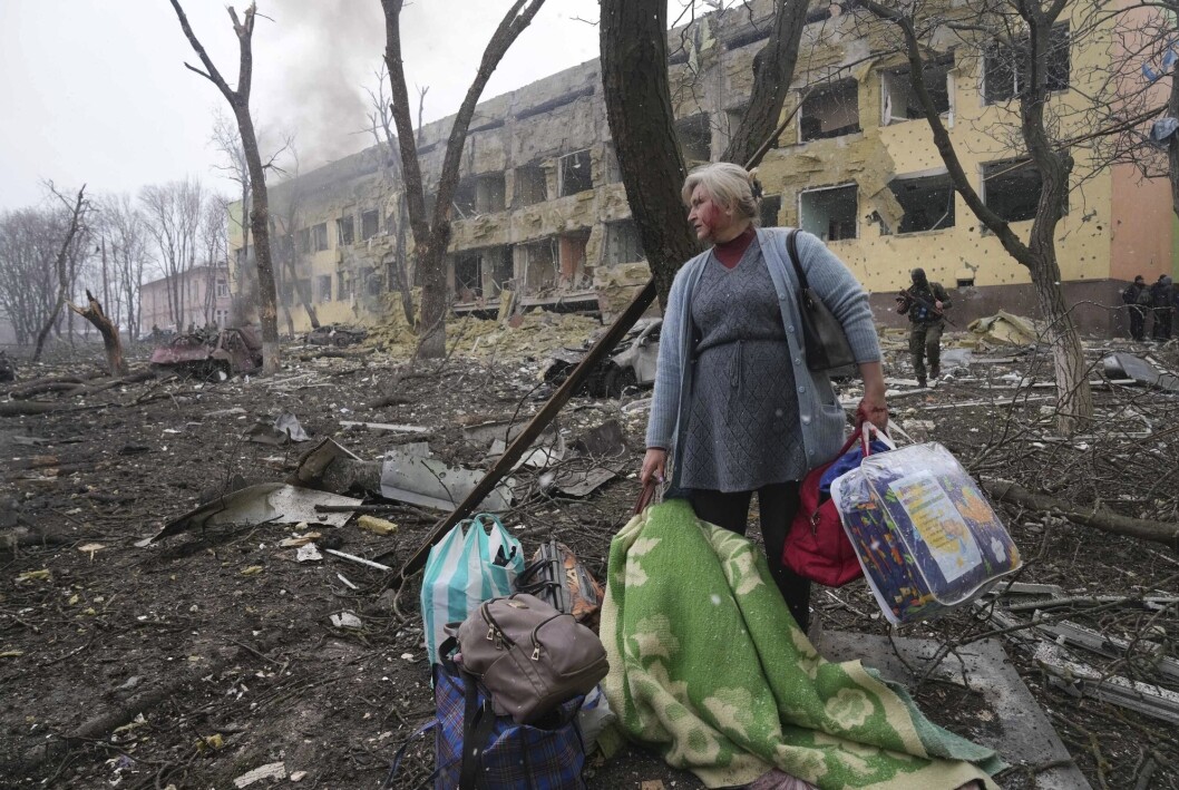 En kvinne ser på ødeleggelsene ved fødeavdelingen på et sykehus i Mariupol etter et russisk angrep. En kvinne ser på ødeleggelsene ved fødeavdelingen på et sykehus i Mariupol etter et russisk angrep.