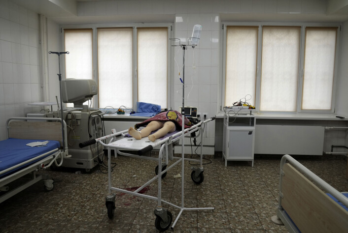 Den livløse kroppen til en liten jente som ble drept i et russisk angrep mot Mariupol. Den livløse kroppen til en liten jente som ble drept i et russisk angrep mot Mariupol.
