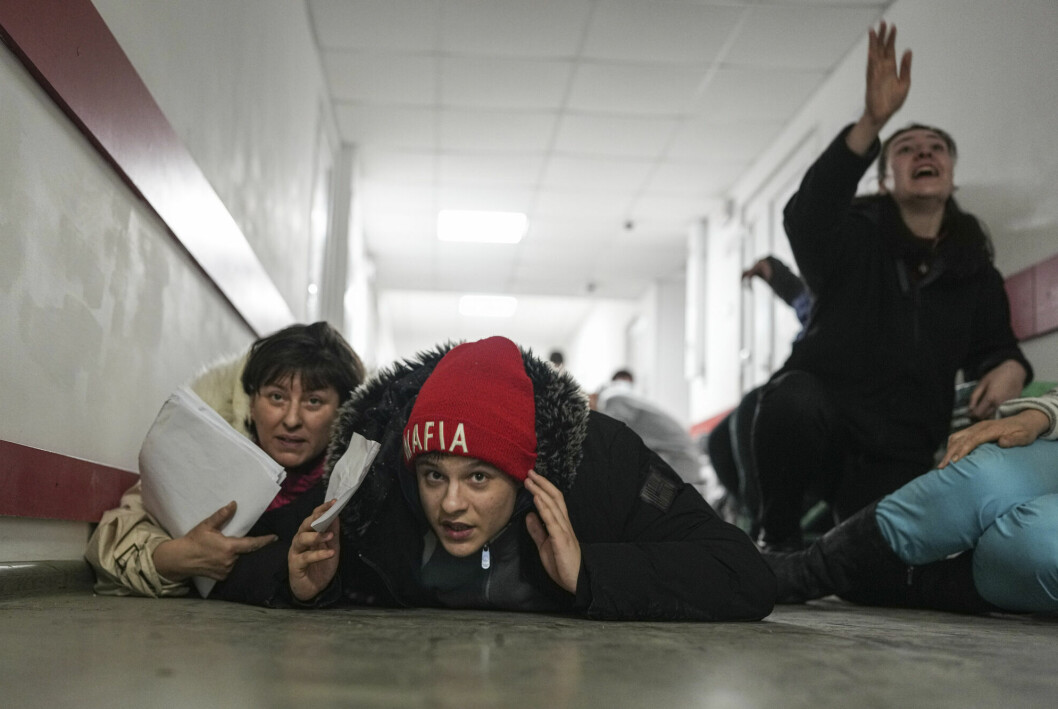 Sivile kaster seg ned på gulvet på et sykehus i Mariupol under et russisk angrep.