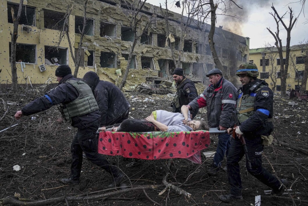 En gravid kvinne bæres ut av ruinene på fødeavdelingen til et sykehus i Mariupol etter et russisk angrep mot bygningen. En gravid kvinne bæres ut av ruinene på fødeavdelingen til et sykehus i Mariupol etter et russisk angrep mot bygningen.