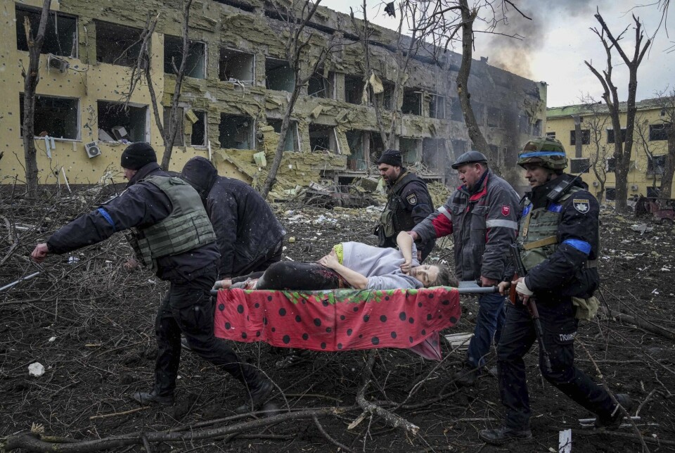 En gravid kvinne bæres ut av ruinene på fødeavdelingen til et sykehus i Mariupol etter et russisk angrep mot bygningen.