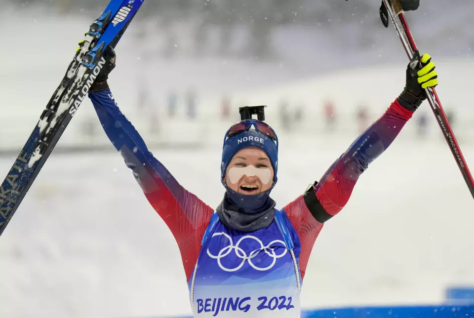 Marte Olsbu Røiseland vinner gullmedaljen under skiskyting 10 km jaktstart for kvinner under vinter-OL i Beijing 2022. Det var den mest sette vintersportsøvelsen i vinter.