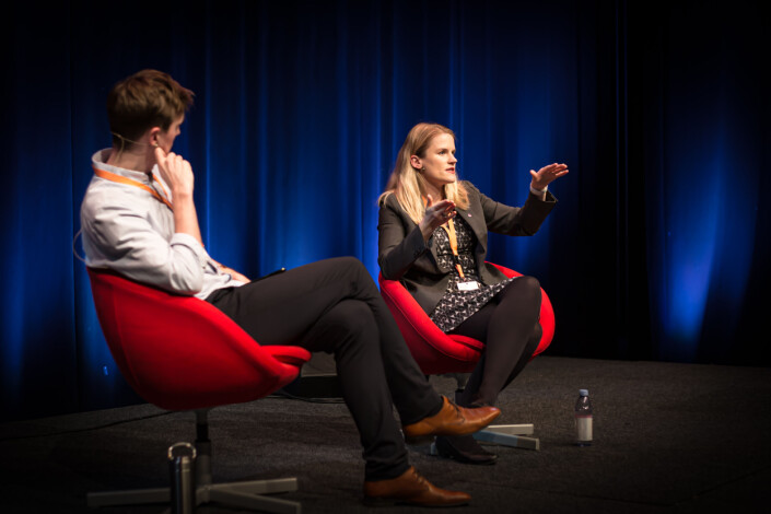 Frances Haugen på scenen i Tønsberg under Skup-konferansen 2022. Aftenpostens Anders Veberg ledet sesjonen. Frances Haugen på scenen i Tønsberg under Skup-konferansen 2022. Aftenpostens Anders Veberg ledet sesjonen.