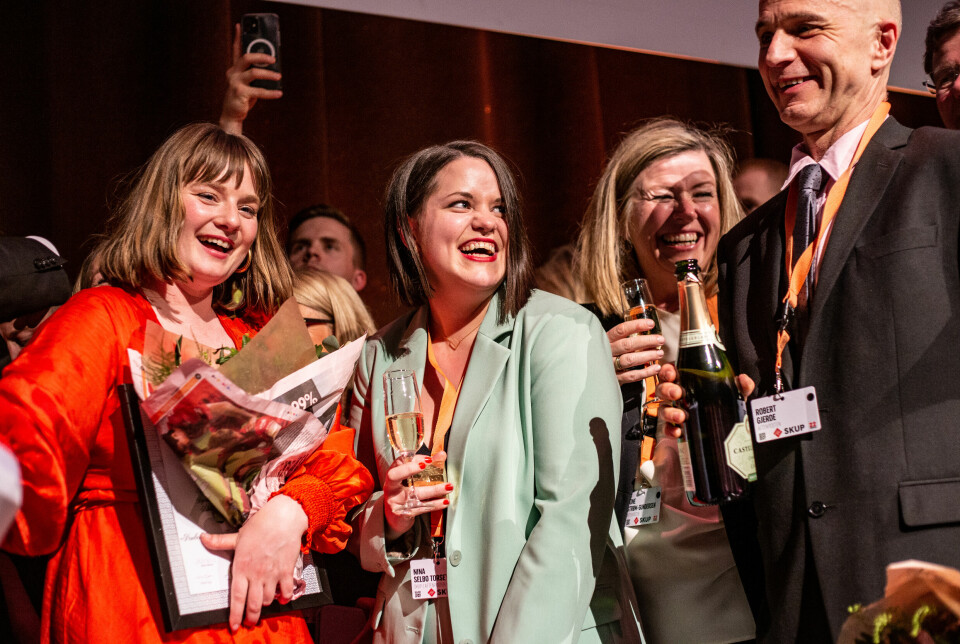 Nina Selbo Torset (i midten) tar imot IJ4EU Impact Award på vegne av Aftenposten. Her fra Skup 2022.