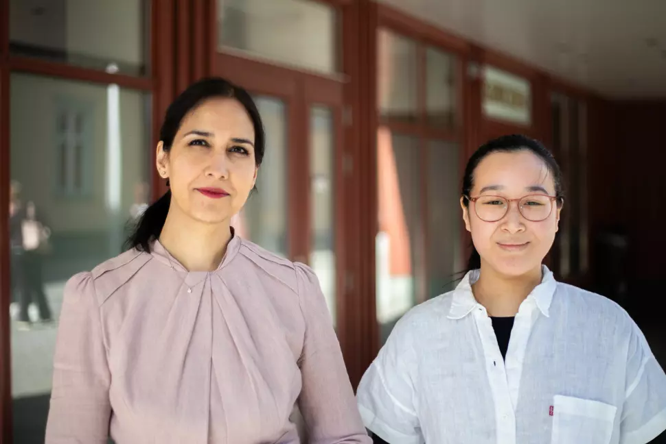 Fra venstre: Shazia Majid og Xueqi Pang sier det følger med et ansvar og en pris å være en flerkulturell journalist.
