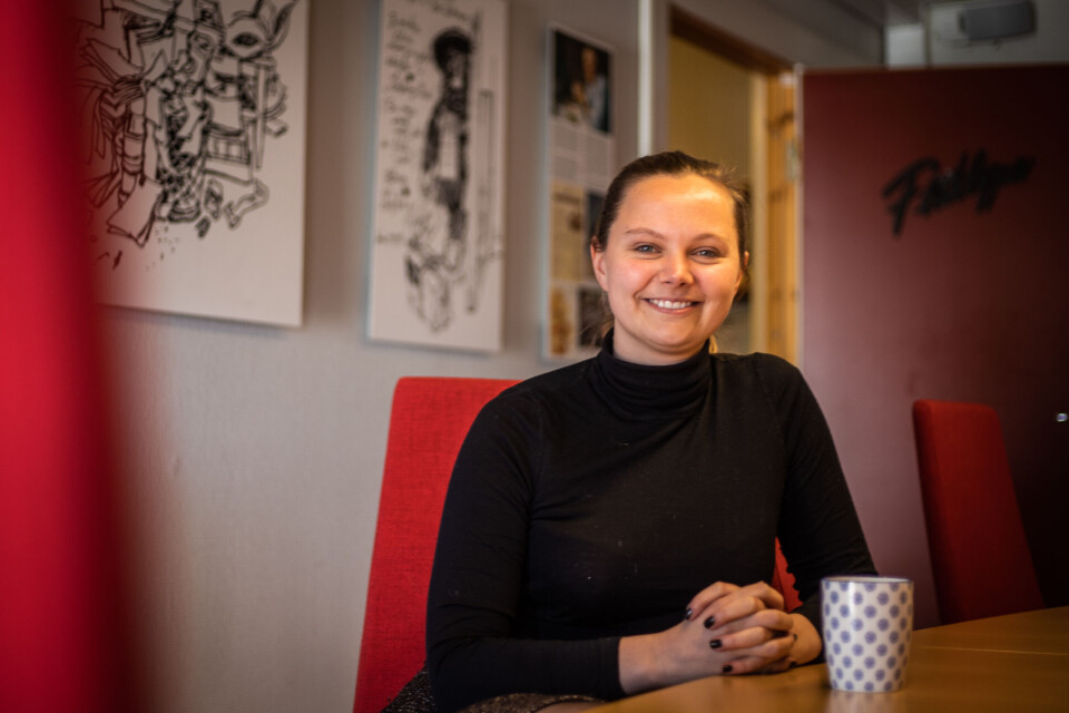 Nyhetsredaktør Andrea Rognstrand forteller at møterommet er døpt til Flåklypa, på grunn av Kjell Aukrusts karriere i Forsvarets forum-forgjengeren Mannskapsavisa. Nyhetsredaktør Andrea Rognstrand forteller at møterommet er døpt til Flåklypa, på grunn av Kjell Aukrusts karriere i Forsvarets forum-forgjengeren Mannskapsavisa.