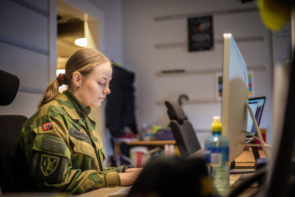 Vernepliktig journalist i Forsvarets forum, Eilén Christensen, forteller at hun ble litt skuffet da hun først trodde hun skulle bli vaktsoldat. Vernepliktig journalist i Forsvarets forum, Eilén Christensen, forteller at hun ble litt skuffet da hun først trodde hun skulle bli vaktsoldat.