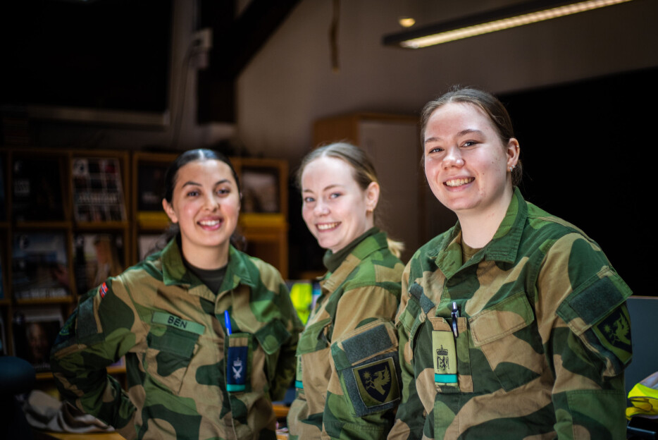 De tre vernepliktige journalistene i Forsvarets forum (f.v.): Fatin Ben Abdellah, Eilén Christensen og Nora Olderskog. De tre vernepliktige journalistene i Forsvarets forum (f.v.): Fatin Ben Abdellah, Eilén Christensen og Nora Olderskog.
