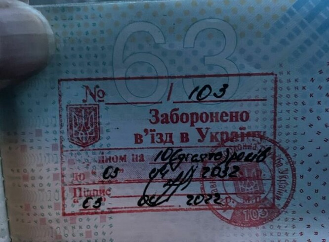 Robert Dulmers pass med stemplet som viser at han er uønsket i Ukraina.