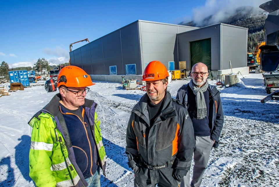 Svein Henning Soldal, daglig leder i Hordaland Trykk og Distribusjon sammen med med utviklingssjef Terje Olsen (til høyre ) og byggeier Anders Ekehaug.