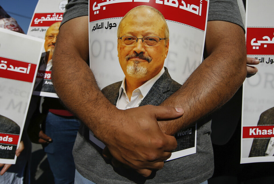 Demonstranter holder plakater av Jamal Khashoggi utenfor Saudi-Arabias konsulat i Istanbul.
