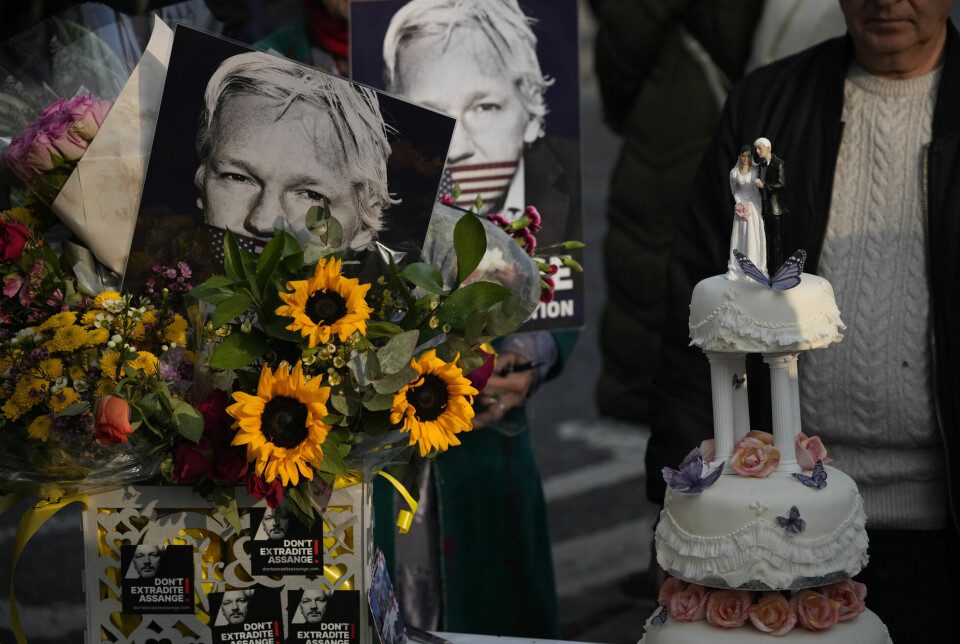 Julian Assange og Stella Moris giftet seg onsdag 23. mars. Seremonien måtte holdes i fengselet der Assange nå har sittet i tre år.