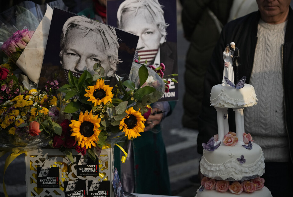 Julian Assange og Stella Moris giftet seg onsdag 23. mars. Seremonien måtte holdes i fengselet der Assange nå har sittet i tre år. Julian Assange og Stella Moris giftet seg onsdag 23. mars. Seremonien måtte holdes i fengselet der Assange nå har sittet i tre år.
