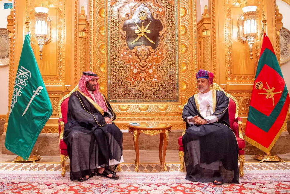 Det er forbudt å fornærme sultan Haitham bin Tariq i Oman. Her med den saudiske kronprinsen Mohammed bin Salman (t.v.).
