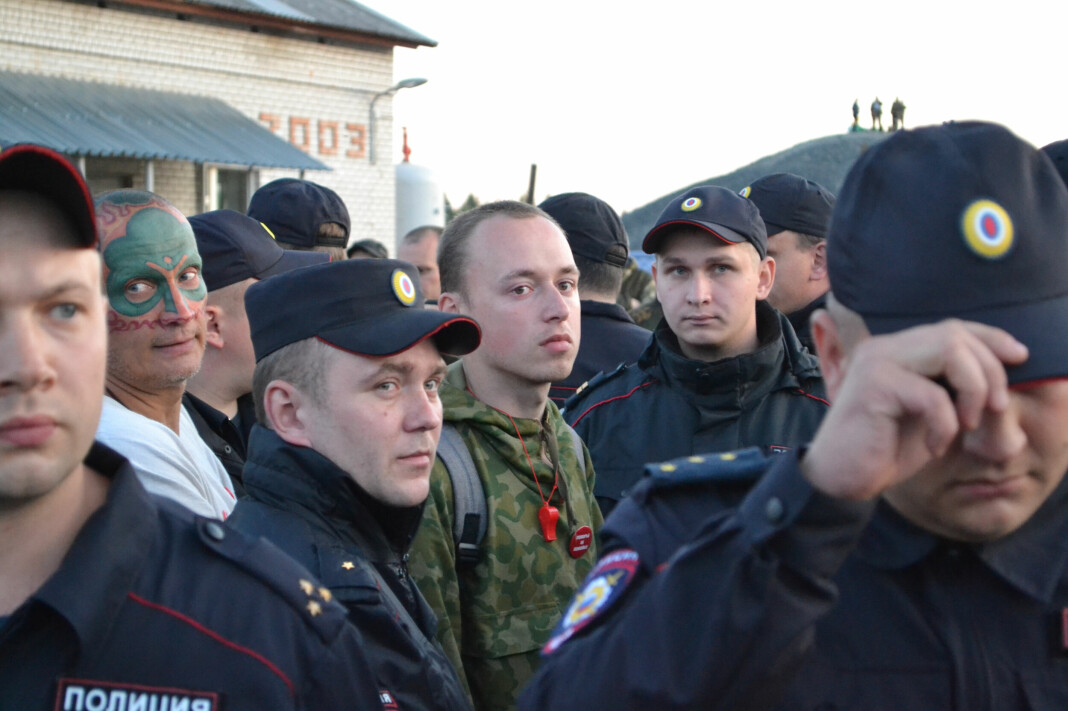 Alexander Peskov (midten) omringet av det russiske politiet under en miljødemonstrasjon i Shies.