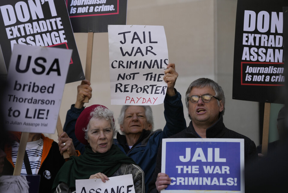 Støttespillere til WikiLeaks-grunnlegger Julian Assange utenfor rettslokalet i London 20. april. Domstolen besluttet å overlate utleveringssaken til innenriksminister Priti Patel.