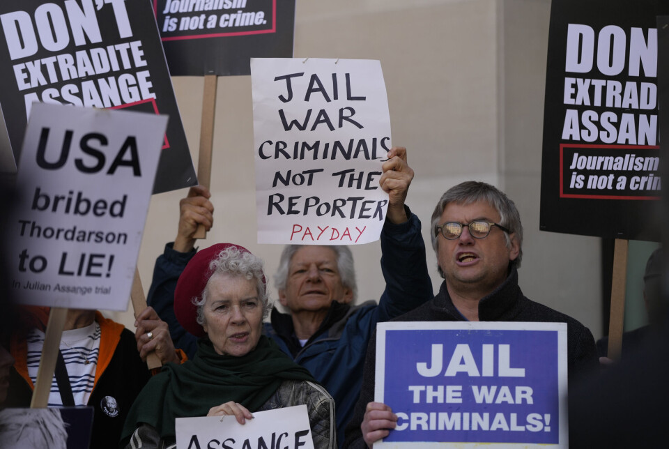 Støttespillere til WikiLeaks-grunnlegger Julian Assange utenfor rettslokalet i London 20. april. Domstolen besluttet å overlate utleveringssaken til innenriksminister Priti Patel. Støttespillere til WikiLeaks-grunnlegger Julian Assange utenfor rettslokalet i London 20. april. Domstolen besluttet å overlate utleveringssaken til innenriksminister Priti Patel.