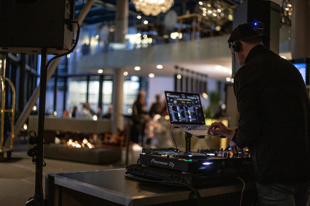 Mens 280 journalister har samlet seg i storsalen, spiller DJ-en for et foreløpig tomt dansegulv.