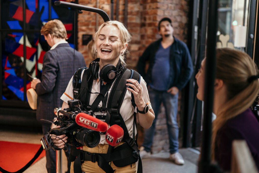 Per due ore, Anna Redland Nerom e Hannah Kristen Haggardar hanno fotografato e fotografato gli artisti sul tappeto rosso.  VG sta trasmettendo una trasmissione in diretta e il trasmettitore è collocato in una borsa sul retro del Nærum.  
