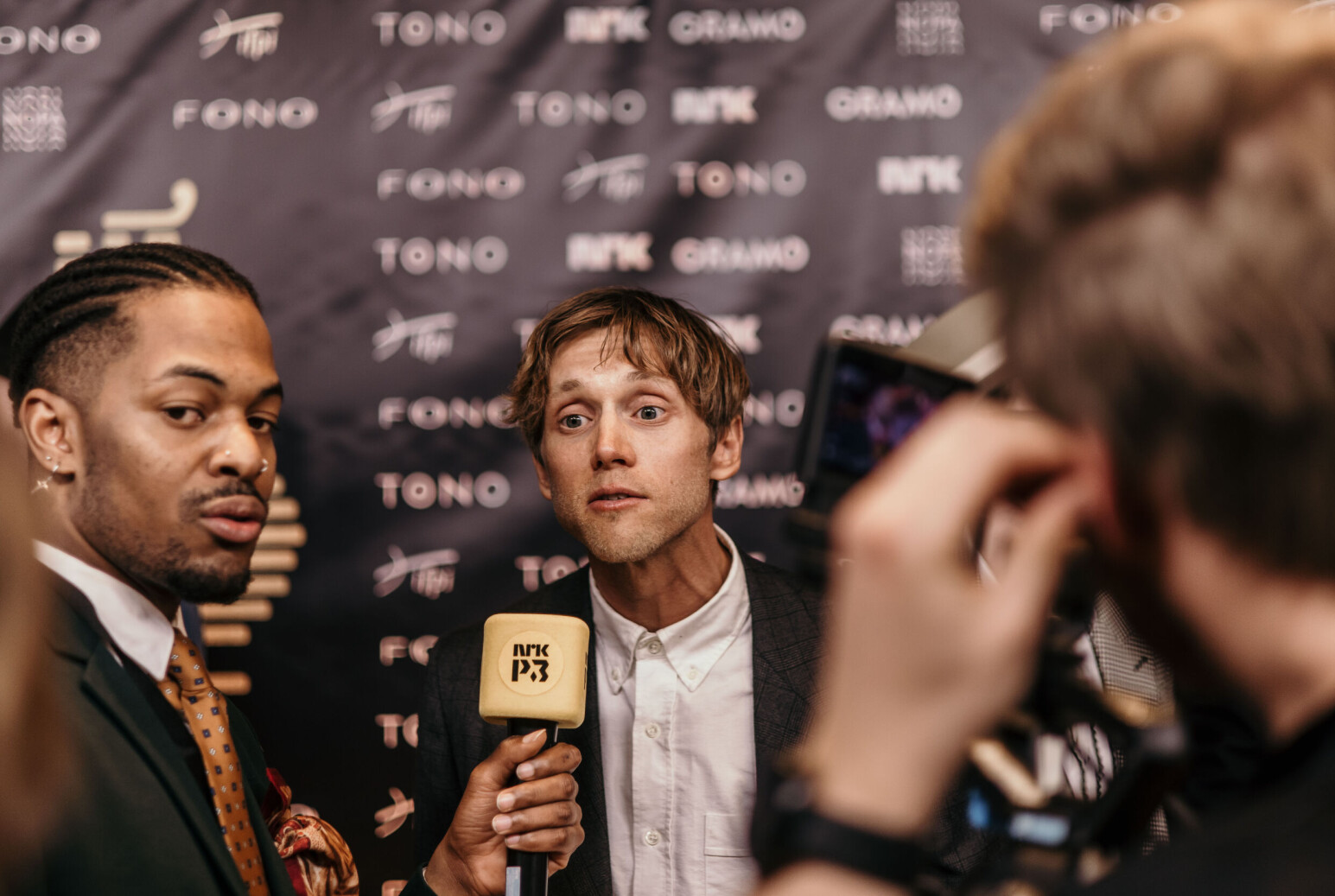P3s Nathan Kahungu intervjuer Daniel Kvammen på den røde løperen under årets utdeling av Spellemannprisen. P3s Nathan Kahungu intervjuer Daniel Kvammen på den røde løperen under årets utdeling av Spellemannprisen.