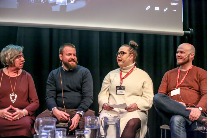 Dosent Hege Lamark, mentor Magnus Aamo Holte, student Emilie Zeiner Sending Larsen og nyhetsredaktør i Altaposten Tom Skoglund fra scenen på Svarte Natta. Dosent Hege Lamark, mentor Magnus Aamo Holte, student Emilie Zeiner Sending Larsen og nyhetsredaktør i Altaposten Tom Skoglund fra scenen på Svarte Natta.
