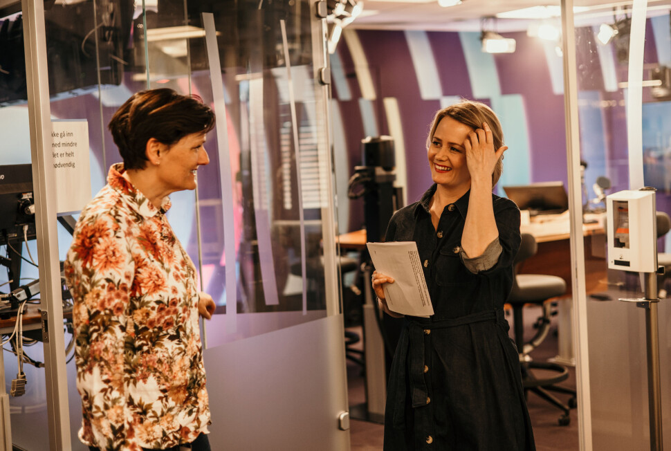 Det gikk bra med dagens sending og. Vaktsjef Gro Arneberg og programleder Sigrid Sollund er fornøyde da de raskt går igjennom sendingen. Det gikk bra med dagens sending og. Vaktsjef Gro Arneberg og programleder Sigrid Sollund er fornøyde da de raskt går igjennom sendingen.